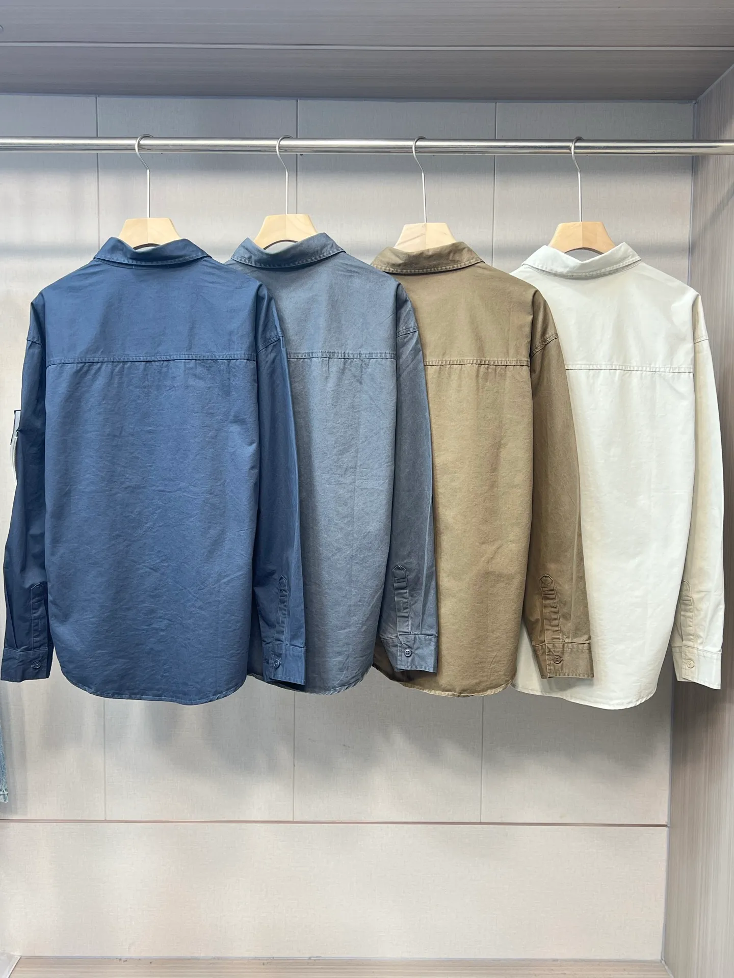 P350 Stone Island 25 new autumn shirt jacket, a multi-color shirt jacket, the colors are super beautiful. This pure cotton work shirt, abandons the traditional plain shirt, and uses a garment dyeing, washing and distressing process on the clothes, making the clothes more old and retro style, independently cut, and the shape is super correct! Classic work shirt, low-key yet stylish, easy to match💯! Whether it is street style or simple style, you can easily control it!